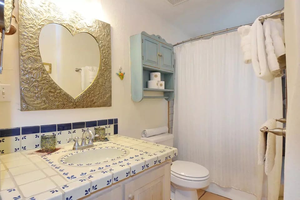 Romantic Room, 1 King Bed (Corazon Room -King Bed) | Bathroom | Designer toiletries, hair dryer, towels