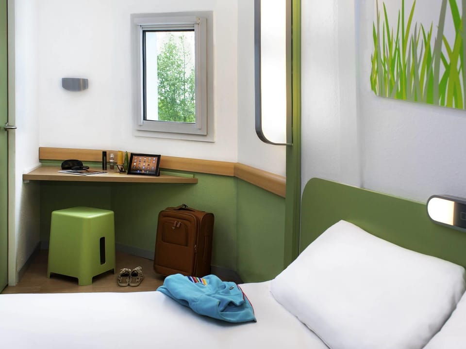 Desk, soundproofing, free WiFi, bed sheets