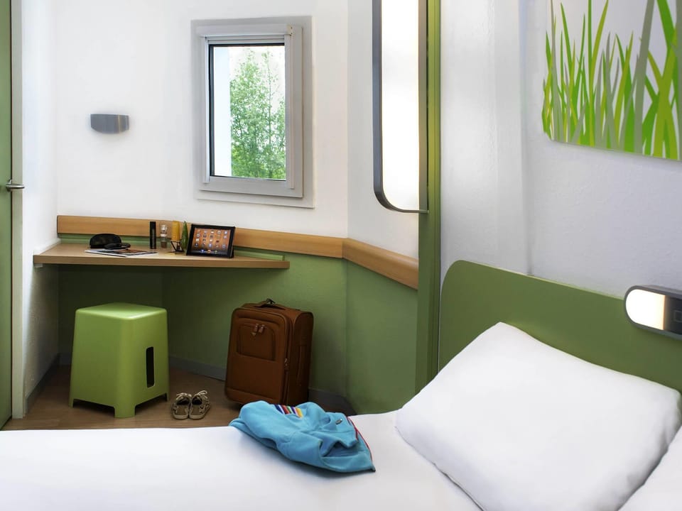 Desk, soundproofing, free WiFi, bed sheets