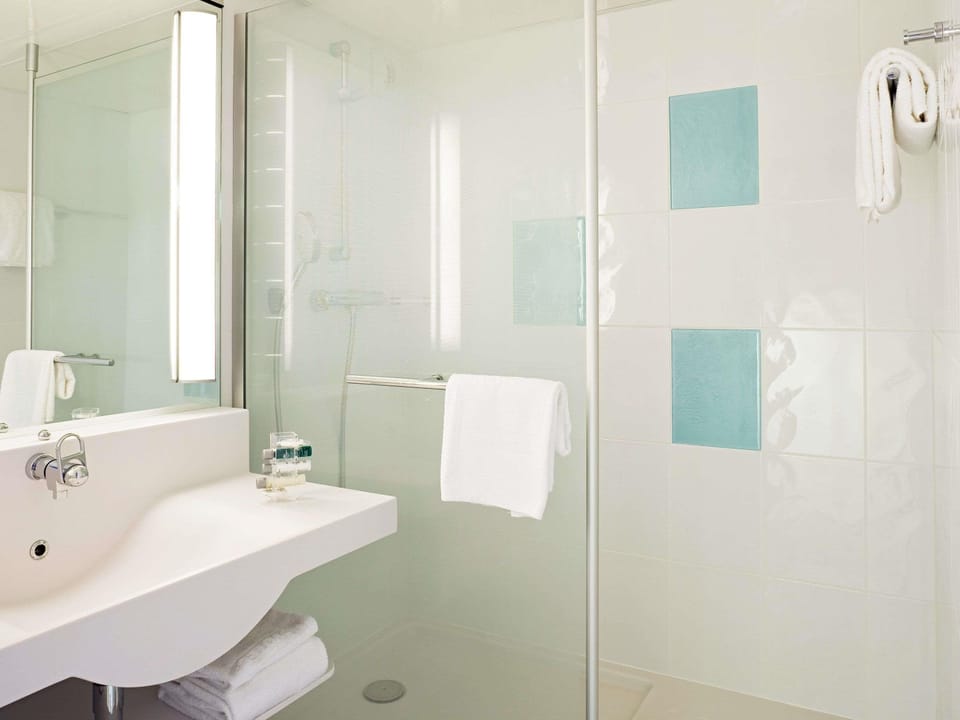 Premium bedding, down comforters, in-room safe, blackout drapes