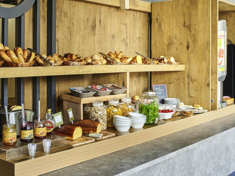 Daily buffet breakfast for a fee