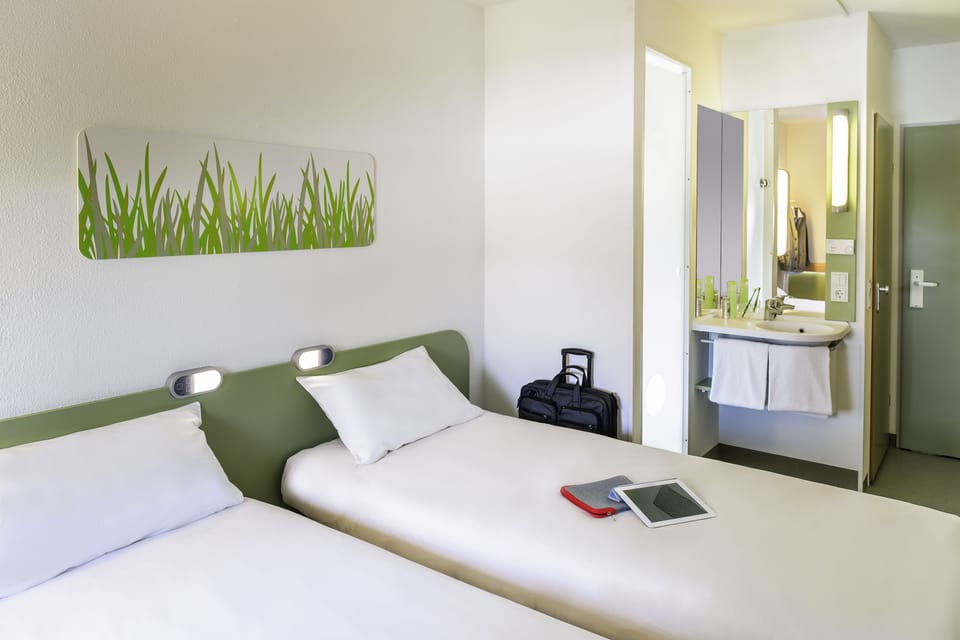 Twin Room, 2 Twin Beds | Bathroom | Shower, eco-friendly toiletries, hair dryer, towels