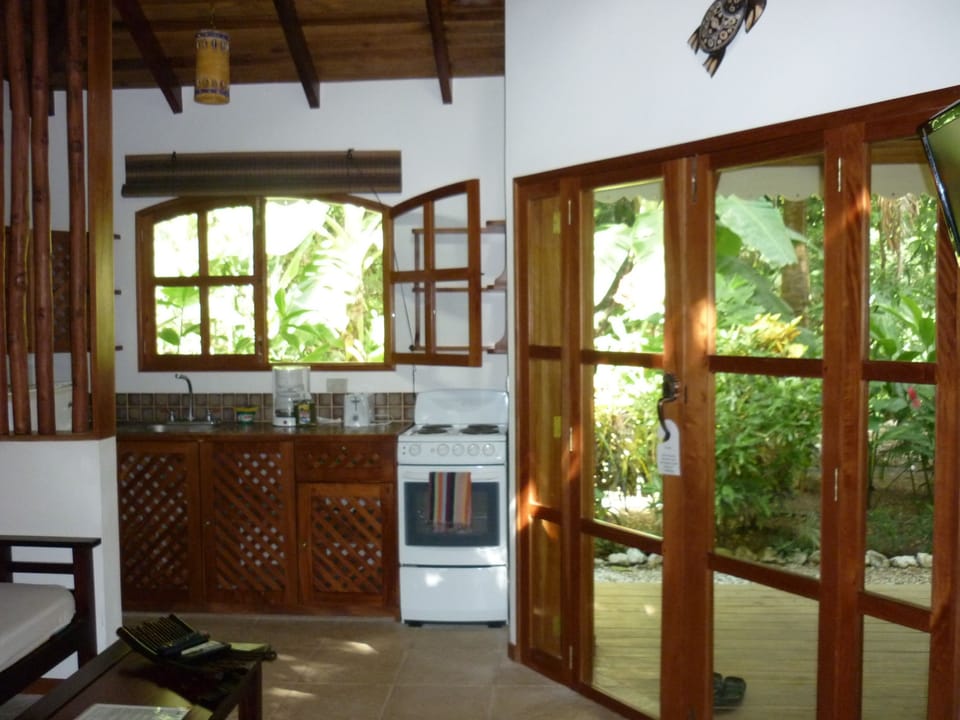 Fridge, coffee/tea maker