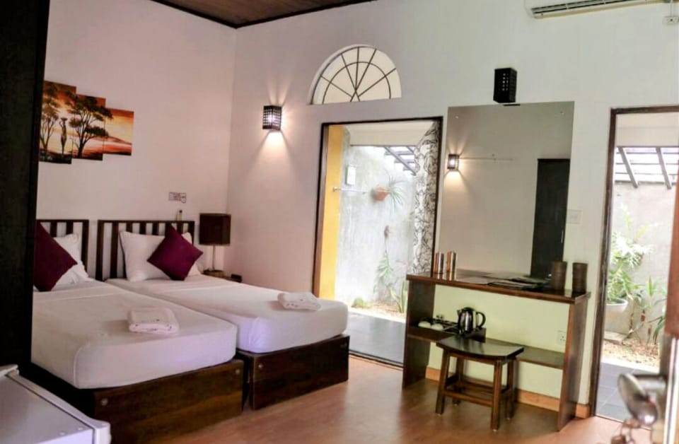 Deluxe Twin Room | In-room safe, desk, soundproofing, iron/ironing board