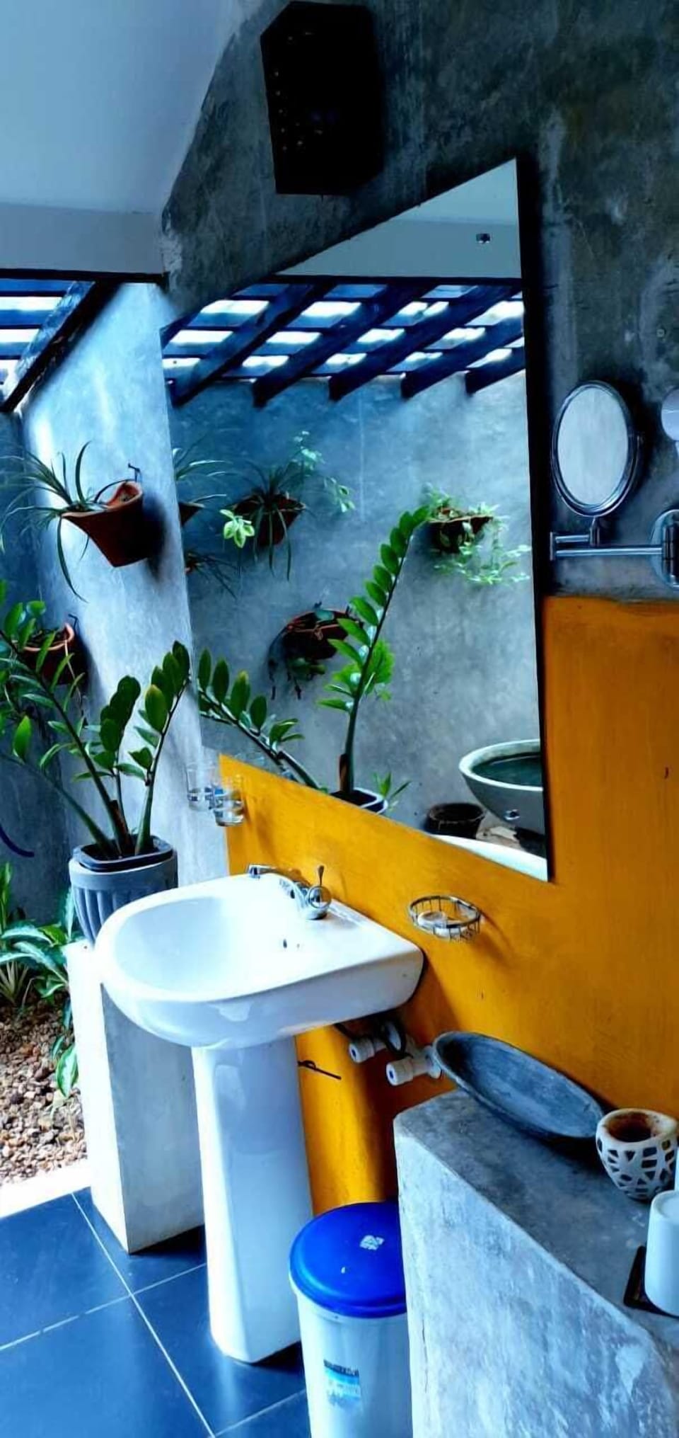Deluxe Room (Non AC) | Bathroom | Shower, free toiletries, hair dryer, bathrobes