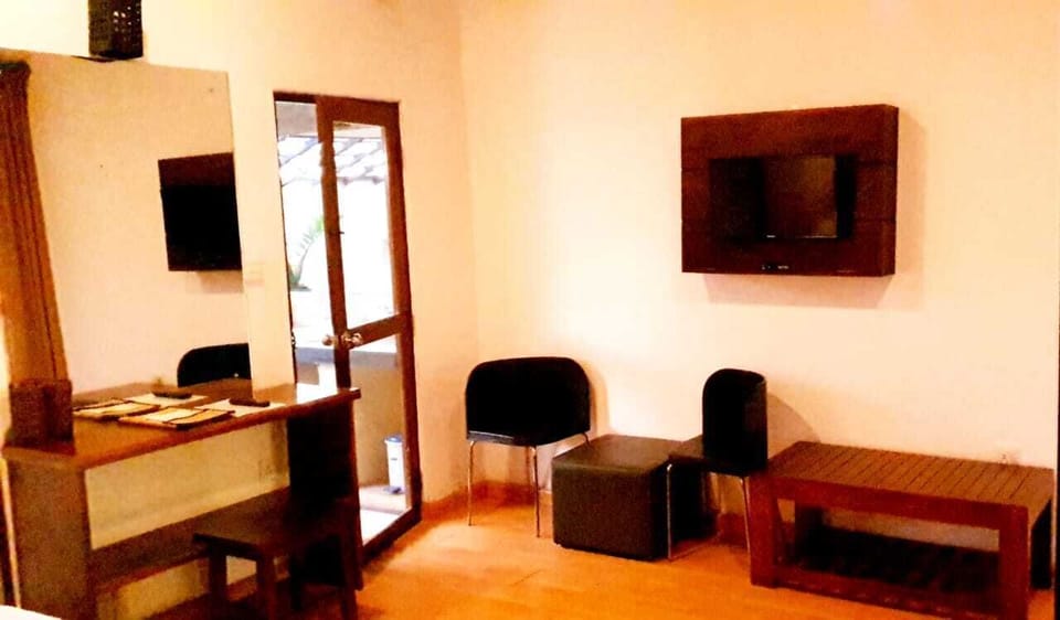 Deluxe Twin Room | In-room dining