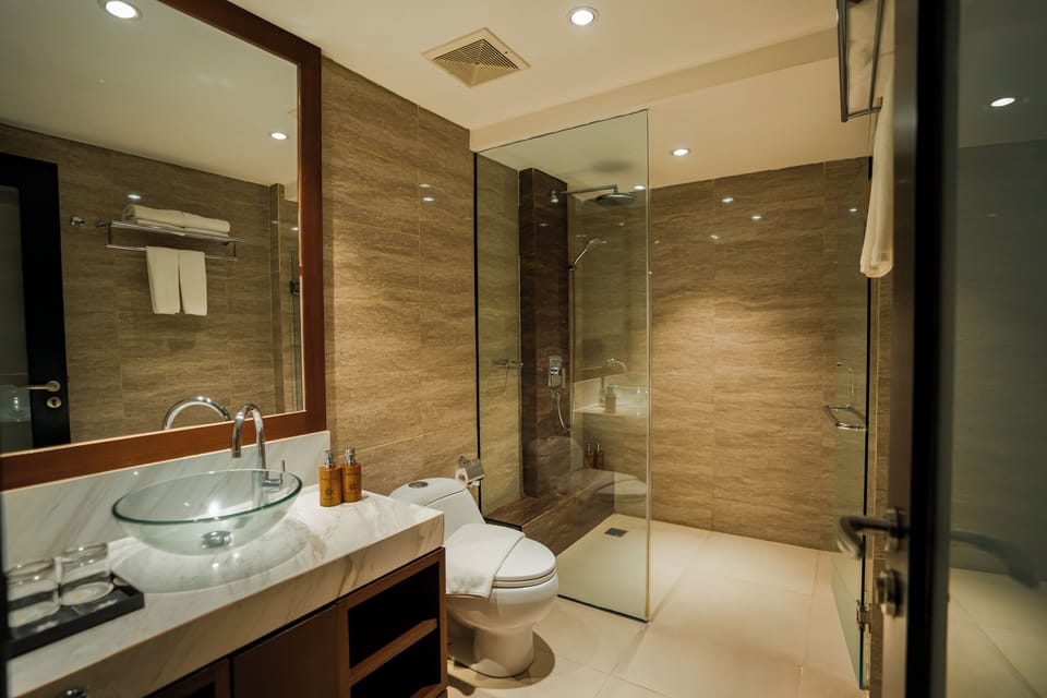 Deluxe Double or Twin Room, Balcony | Bathroom | Combined shower/tub, free toiletries, hair dryer, bathrobes