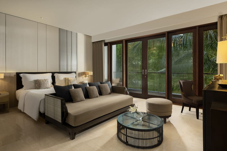 Family Room (Premier) | Minibar, in-room safe, desk, soundproofing