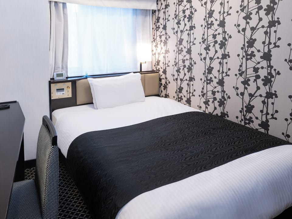 Premium bedding, in-room safe, desk, laptop workspace