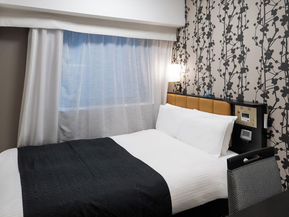 Premium bedding, in-room safe, desk, laptop workspace