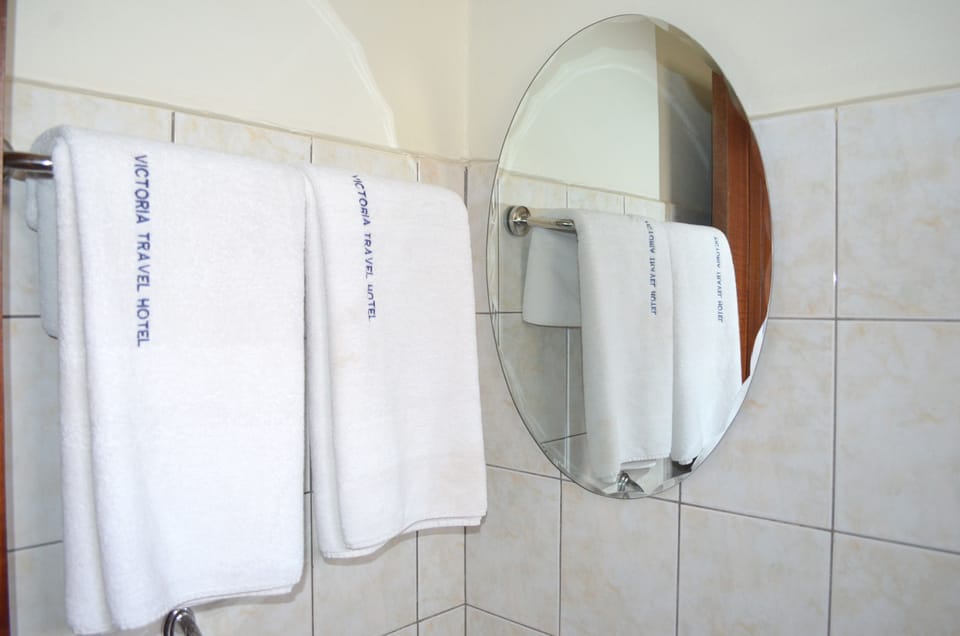 Rainfall showerhead, free toiletries, slippers, towels