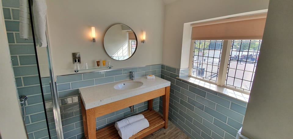 Comfort Double Room | Bathroom | Shower, free toiletries, hair dryer, towels