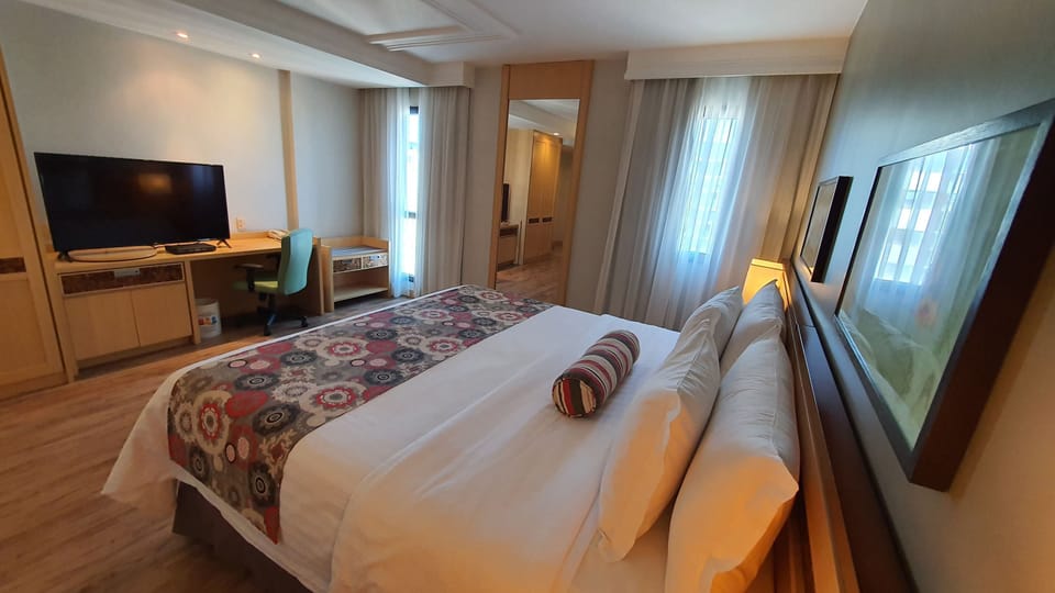 Deluxe Double Room, 1 King Bed | Minibar, in-room safe, blackout drapes, soundproofing