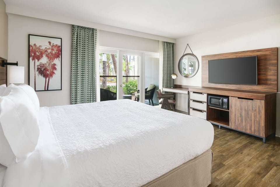 Room, 1 King Bed, Accessible (Mobility & Hearing) | Premium bedding, pillowtop beds, in-room safe, desk