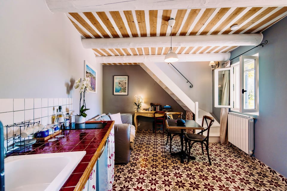 Duplex | Private kitchen | Shared fridge, microwave, electric kettle, cookware/dishes/utensils