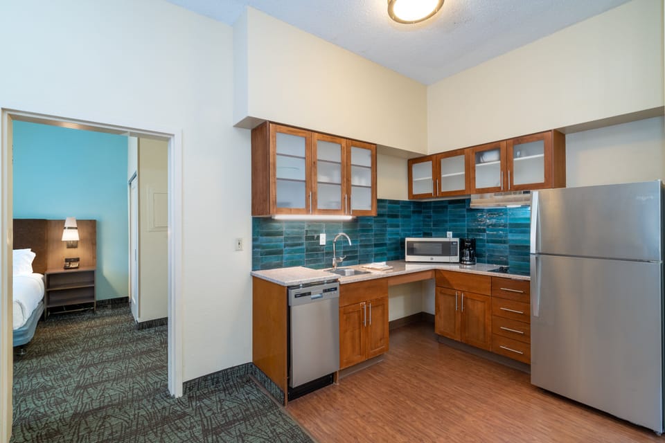 Coffee/tea maker, full-size fridge, microwave, stovetop