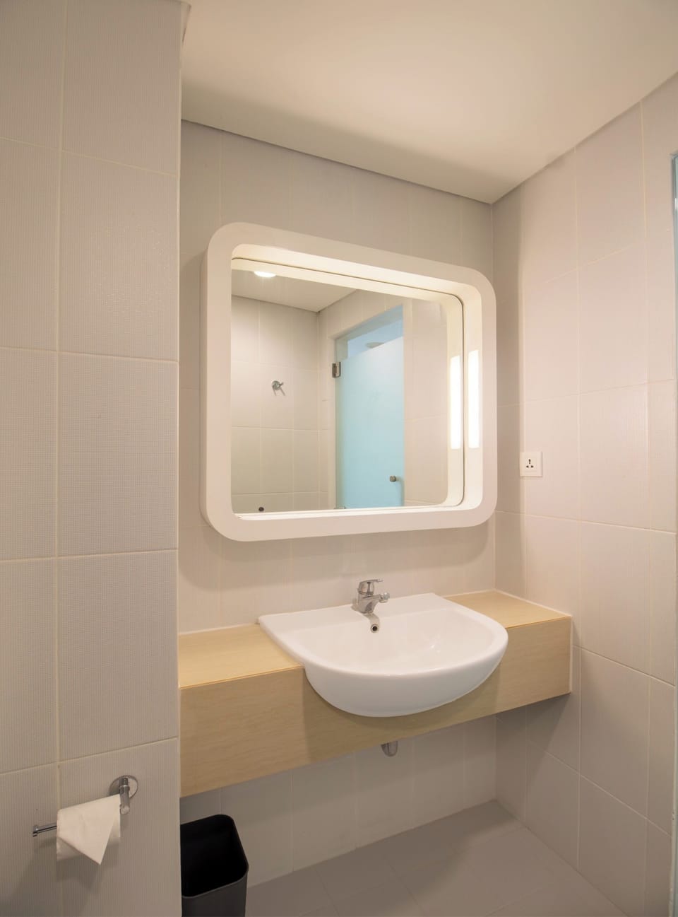 Deluxe Double Room | Bathroom | Shower, free toiletries, towels, soap