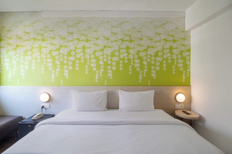 Deluxe Suite | Minibar, in-room safe, desk, free WiFi