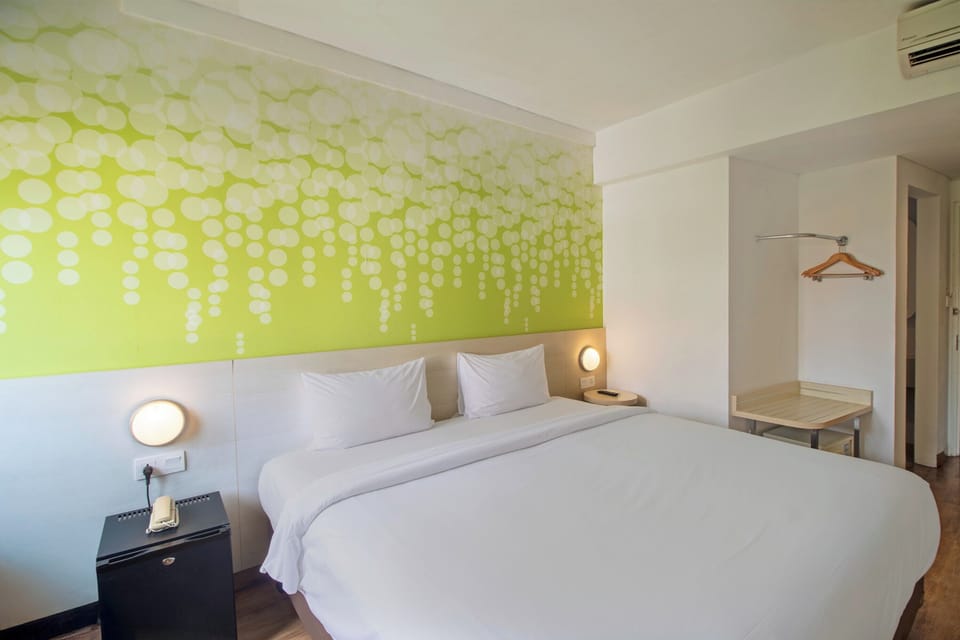 Deluxe Suite | Minibar, in-room safe, desk, free WiFi