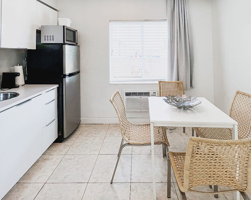 Deluxe Studio, 1 Queen Bed | Private kitchen | Fridge, microwave, coffee/tea maker, paper towels