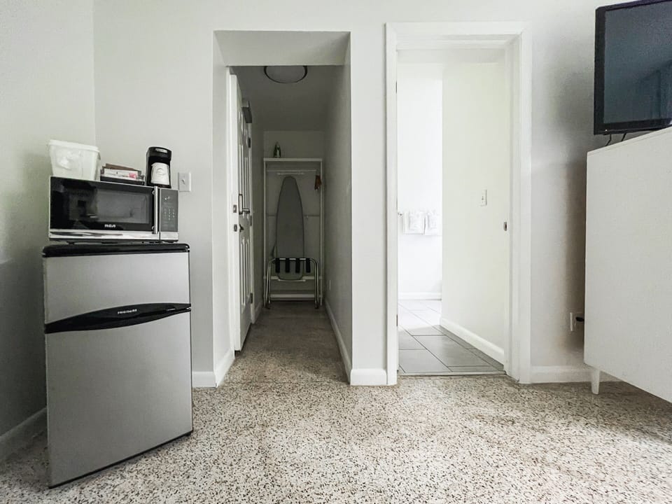 King Studio | Private kitchenette | Fridge, microwave, coffee/tea maker, paper towels