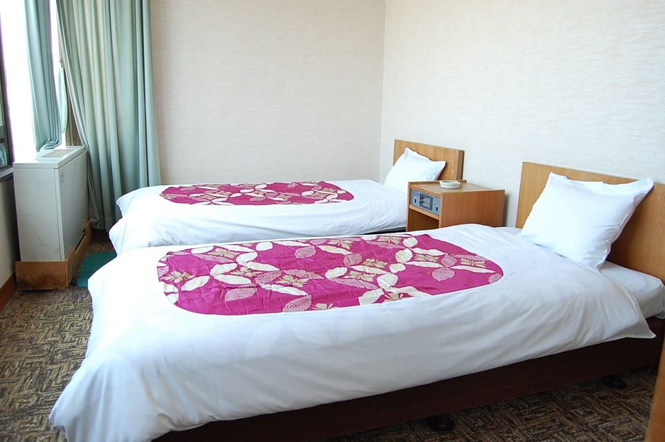 Minibar, in-room safe, bed sheets