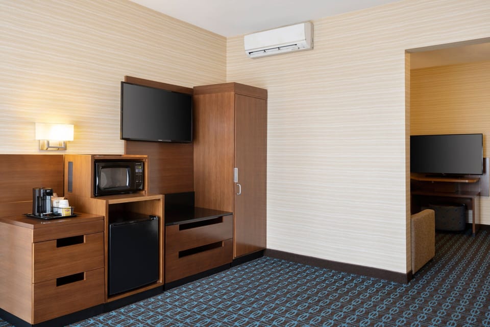 Premium bedding, in-room safe, desk, laptop workspace