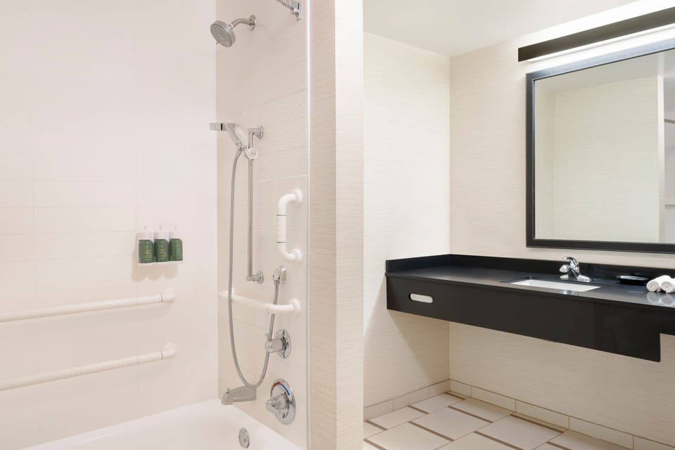 Combined shower/tub, free toiletries, hair dryer, towels