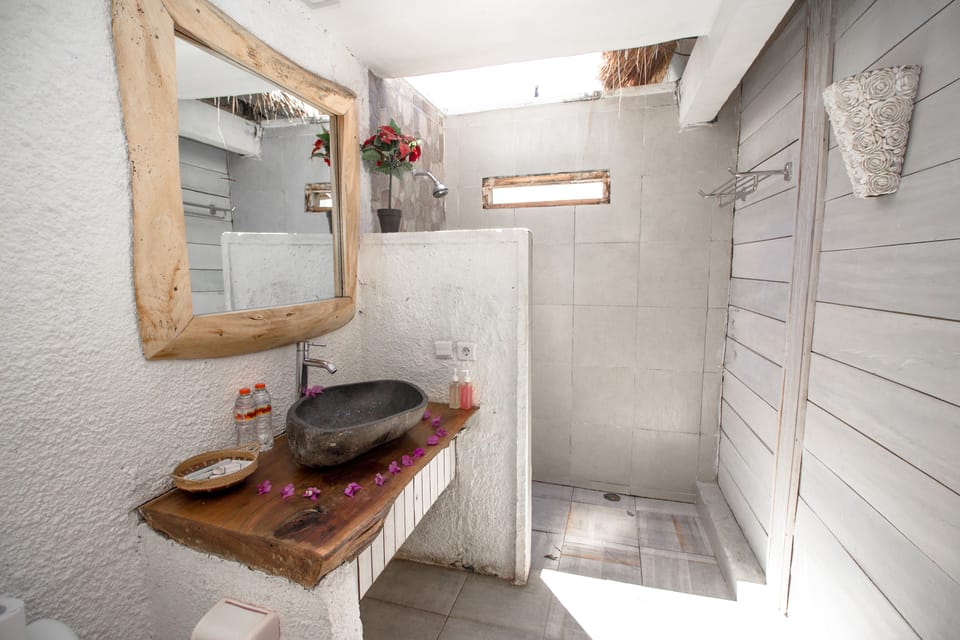 Deluxe Twin Room | Bathroom | Shower, free toiletries, hair dryer (on request), bidet