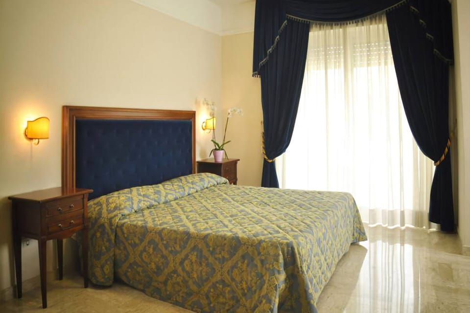Classic Double Room | Minibar, in-room safe, WiFi (free), bed sheets