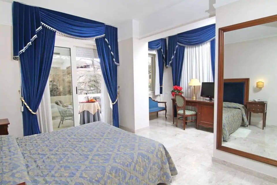 Minibar, in-room safe, WiFi (free), bed sheets