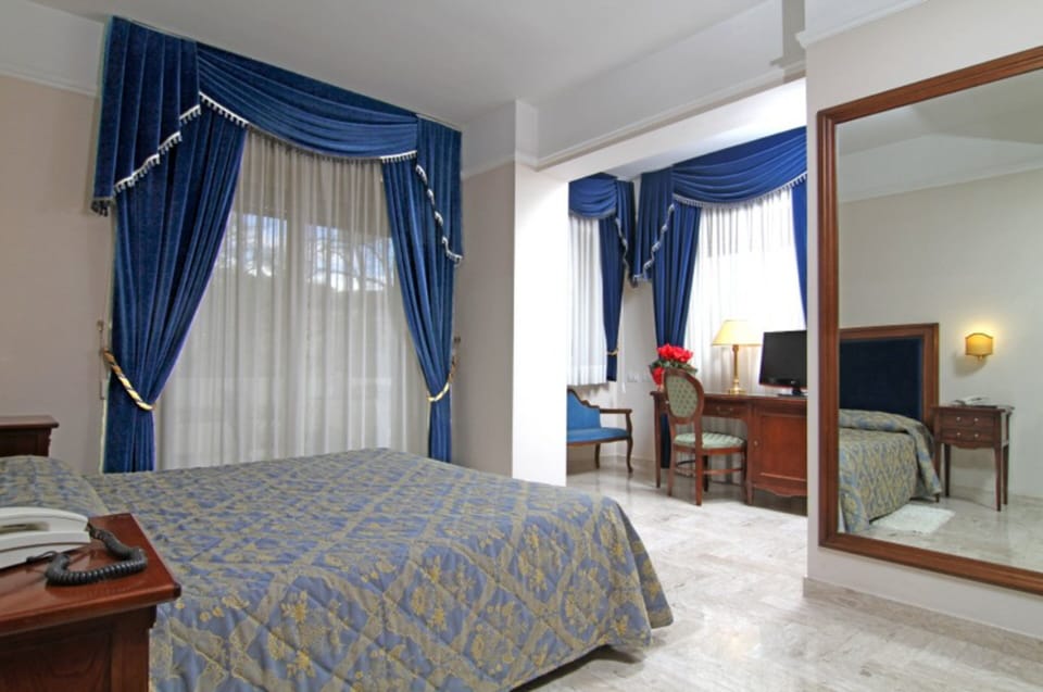 Minibar, in-room safe, WiFi (free), bed sheets
