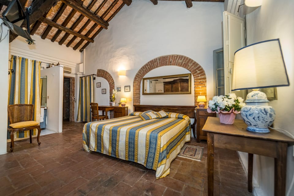 Classic Double Room, 1 King Bed | Individually furnished, bed sheets