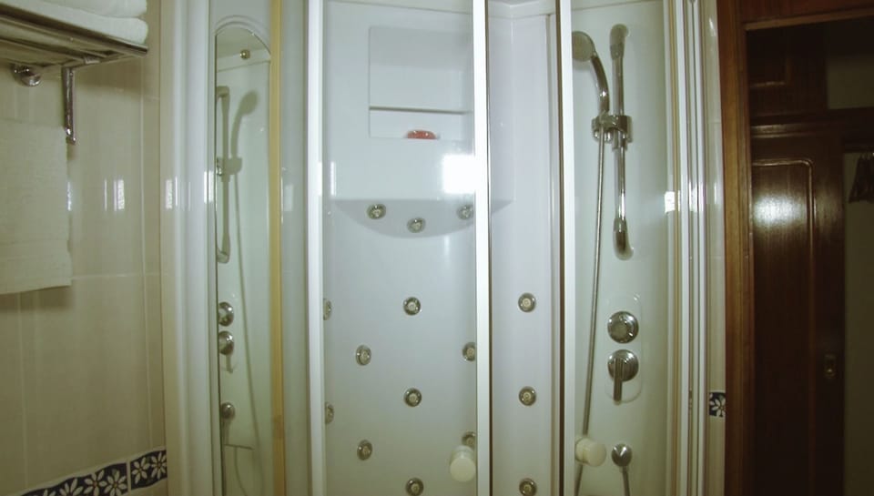 Suite | Bathroom shower