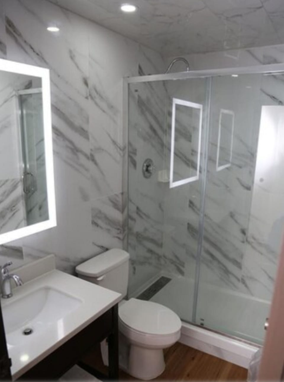 Combined shower/tub, free toiletries, towels
