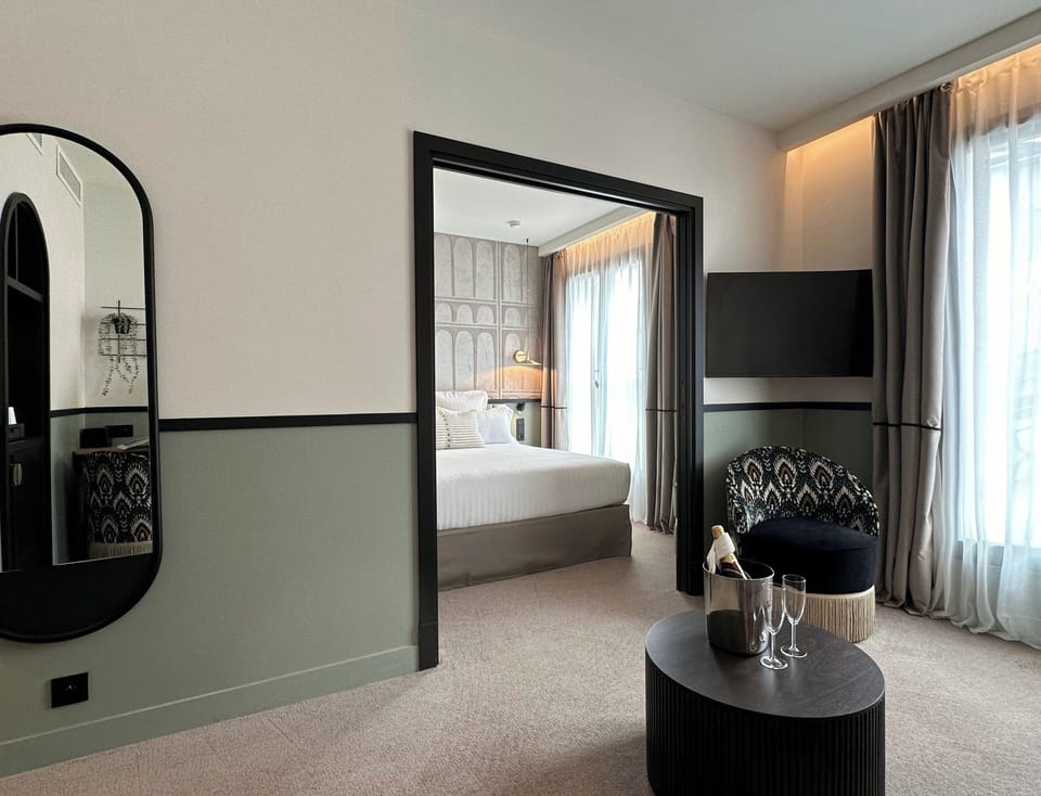 Suite | Minibar, in-room safe, desk, blackout drapes