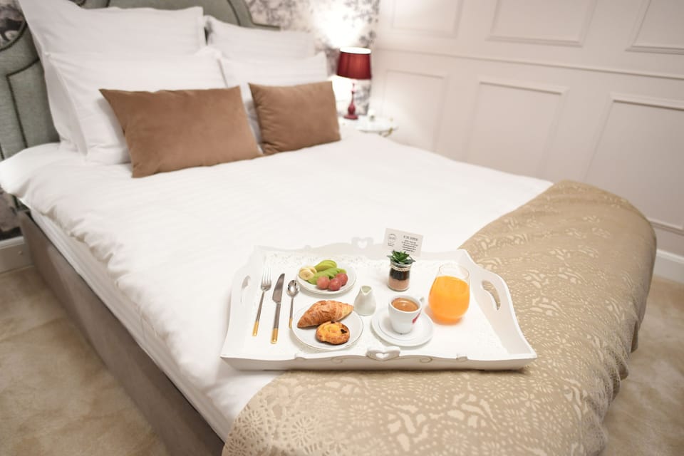 Executive Double Room | Minibar, in-room safe, desk, blackout drapes