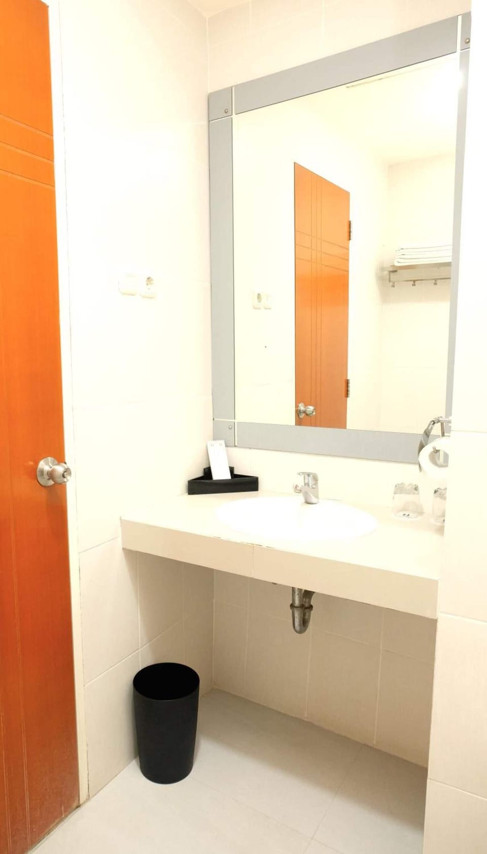 Bathroom | Free toiletries, slippers