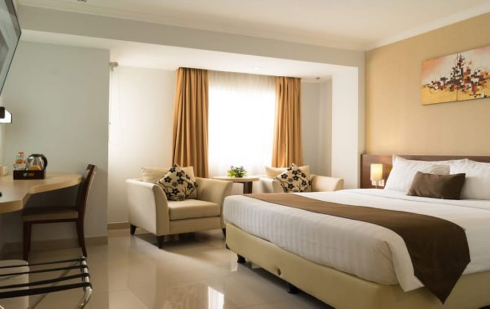 Deluxe Room | In-room safe, desk, laptop workspace, soundproofing