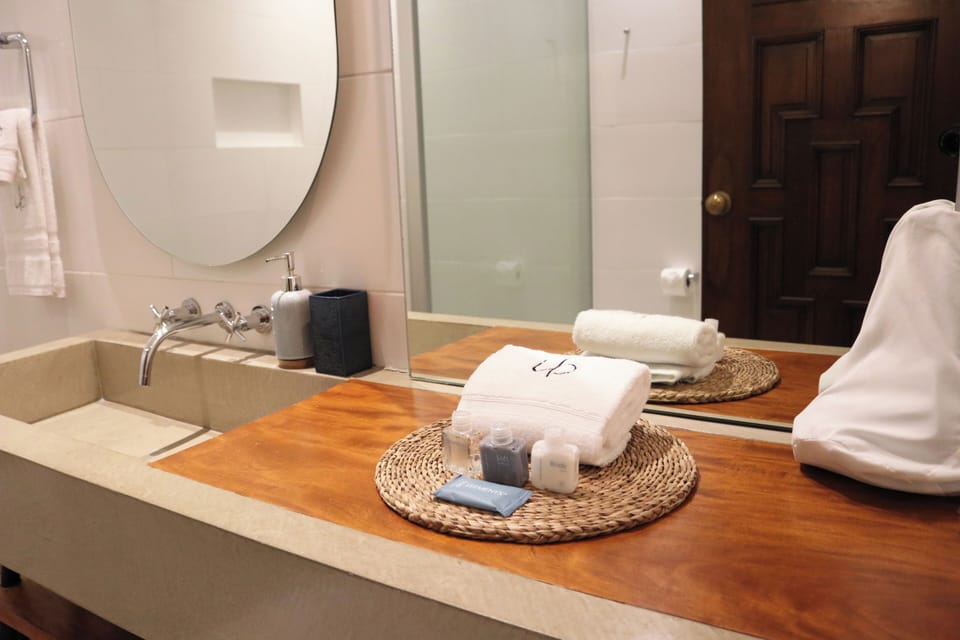 Shower, rainfall showerhead, free toiletries, hair dryer