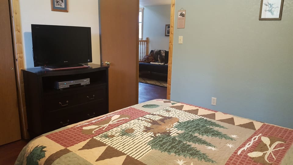 Comfort Single Room (Queen Size Room) | Iron/ironing board, free WiFi, bed sheets