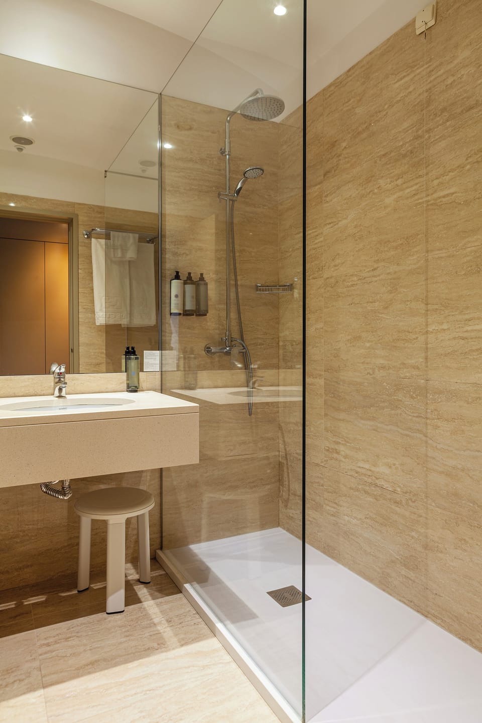 Family Suite, City View | Bathroom | Hair dryer, bidet, towels