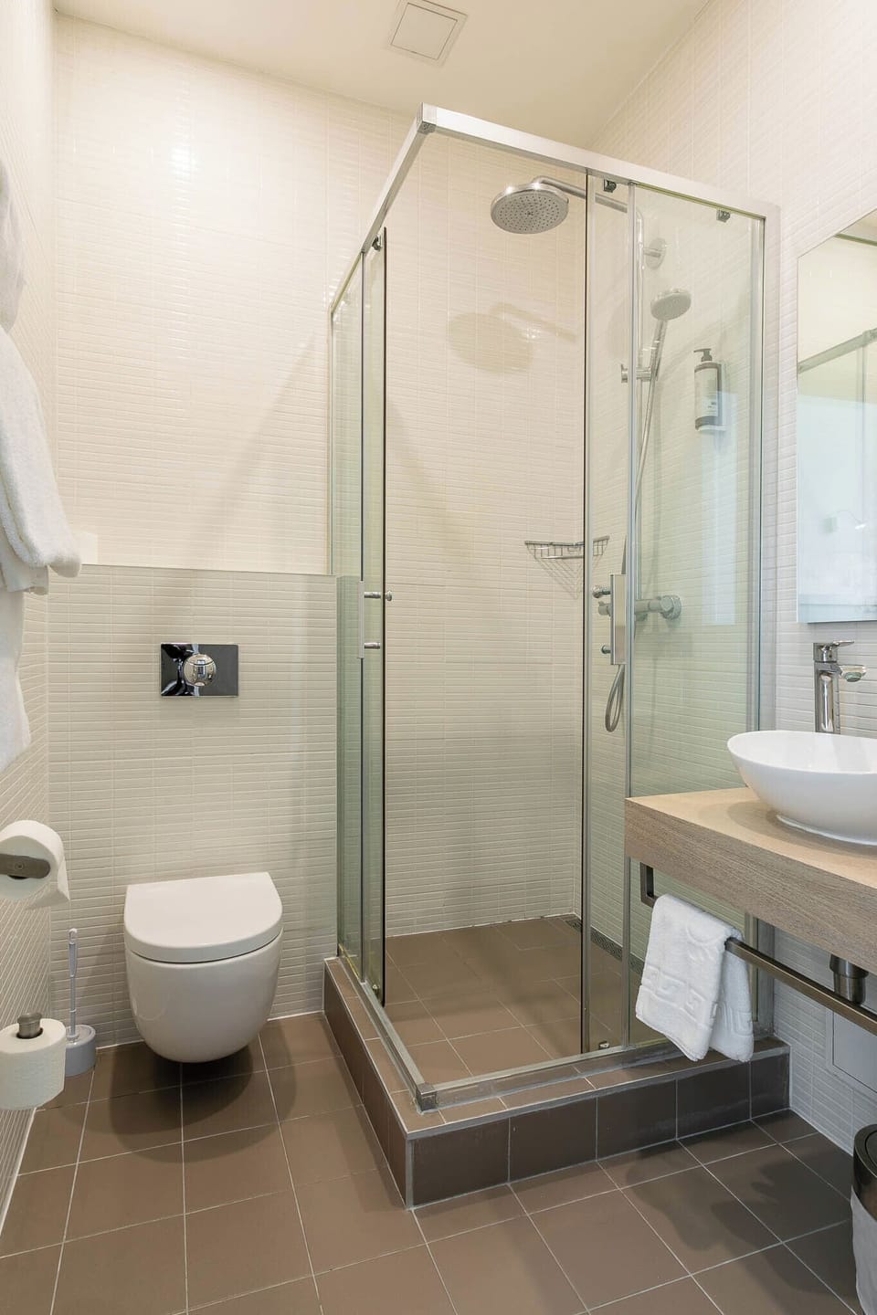 Deluxe Suite | Bathroom | Shower, free toiletries, hair dryer, towels