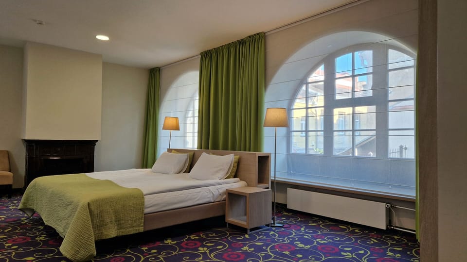 Deluxe Apartment | Minibar, in-room safe, desk, blackout drapes