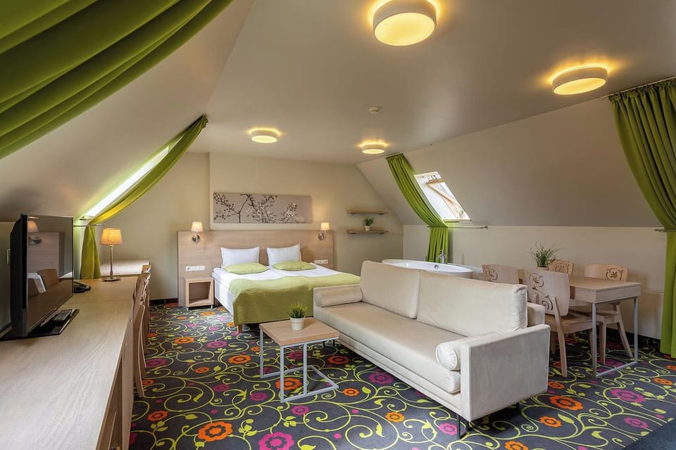 Deluxe Suite | Minibar, in-room safe, desk, blackout drapes