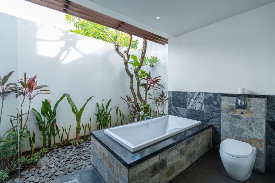 Deluxe Room, 1 Double Bed, Pool Access | Bathroom | Shower, free toiletries, bathrobes, towels