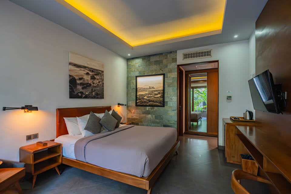 Deluxe Room, 1 Double Bed, Pool Access | Premium bedding, minibar, in-room safe, desk