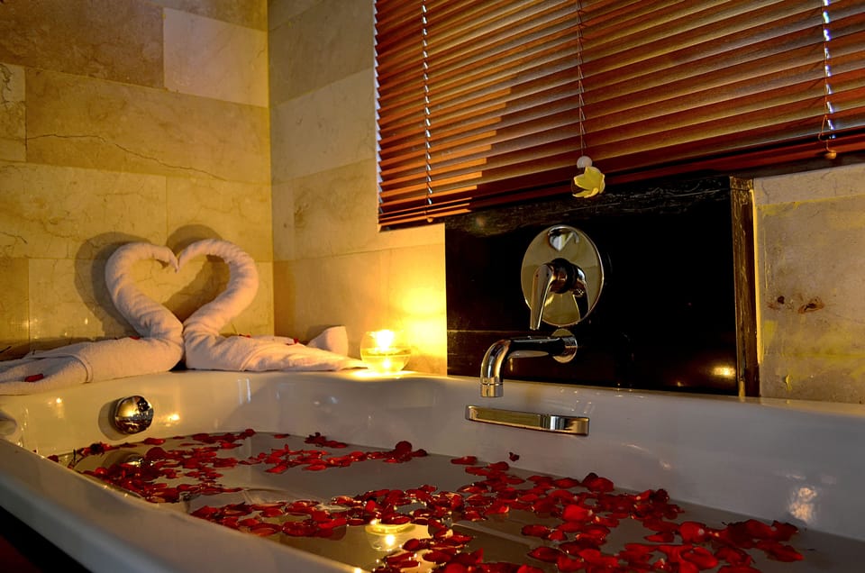 Combined shower/tub, free toiletries, hair dryer, slippers