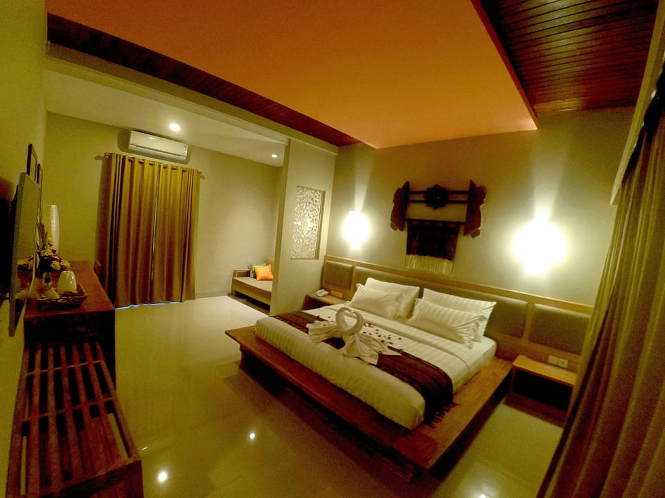 Luxury Room | In-room safe, desk, blackout drapes, iron/ironing board