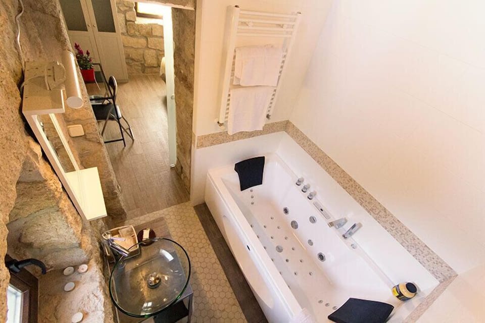 Double or Twin Room (Gallinero torre) | Bathroom | Shower, free toiletries, hair dryer, towels